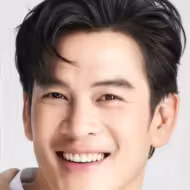 ชาคริต แย้มนาม